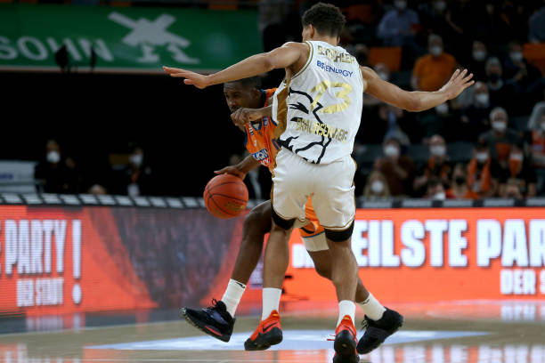 对中场角色 对中场角色